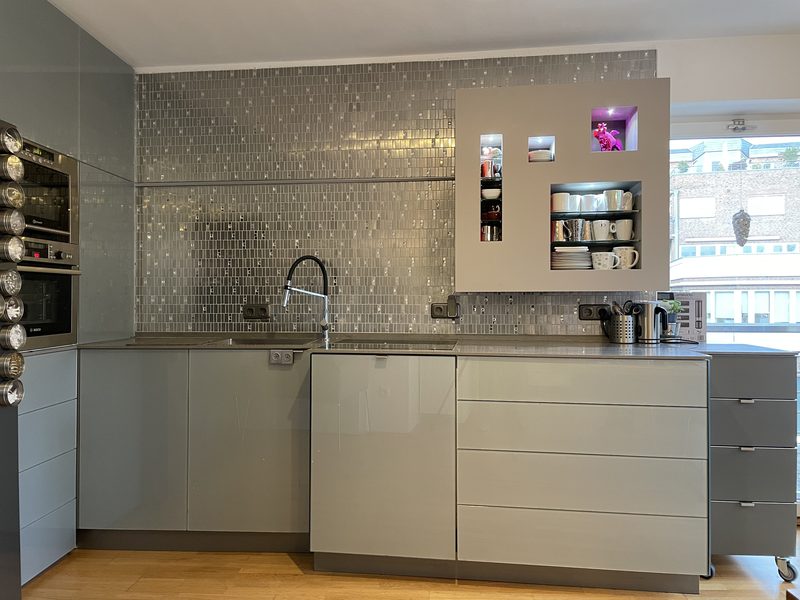 Küche mit Corian-Arbeitsplatte und Fronten aus Glas